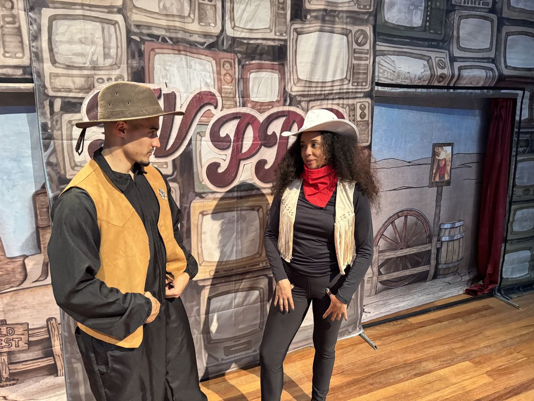 Um caubói e uma cowgirl frente a frente no cenário de western da TV PPP
